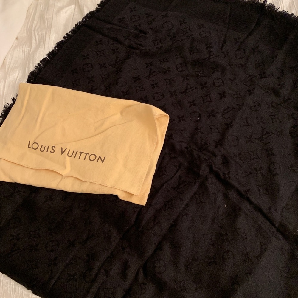 100% authentic Louis Vuitton Scarf